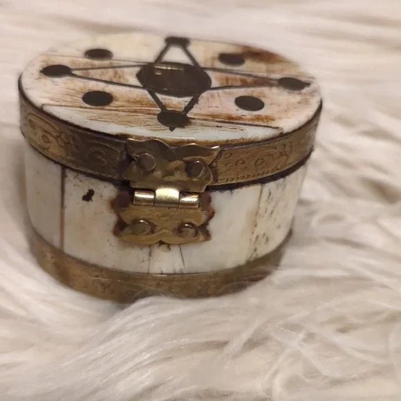 Old vintage camel bone trinket jewelry box with brass inlay - Picture 4 of 6
